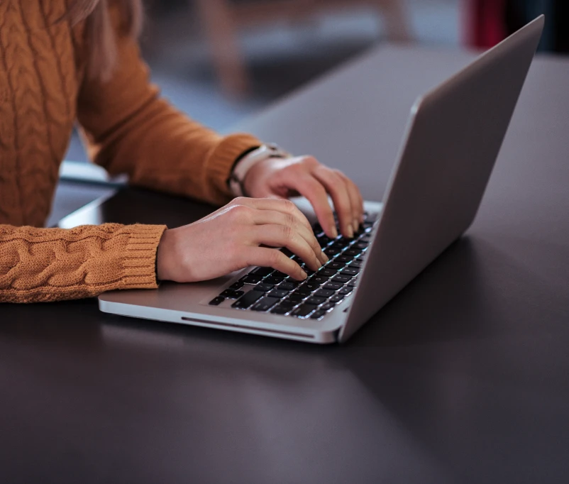 pessoa-realizando-pesquisa-em-notebook